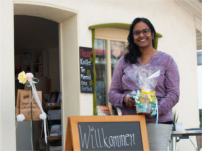 Tanja Saxer vor ihrem Geschenk- und Backhüsli in Rüti. Bild: zvg