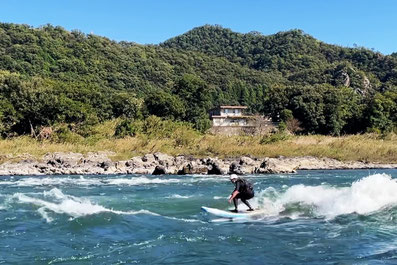 木曽川でリバーサーフィン