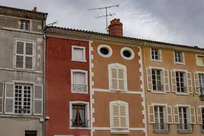 immeubles issoiriens avec leurs façades colorées
