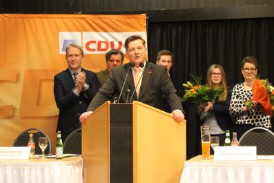 (v. l. n. r.): Felix Petersen (Versammlungsleiter), Uwe Dorendorf (CDU-Kreisvorsitzender Lüchow-Dannenberg), Eckhard Pols und dessen Familie.