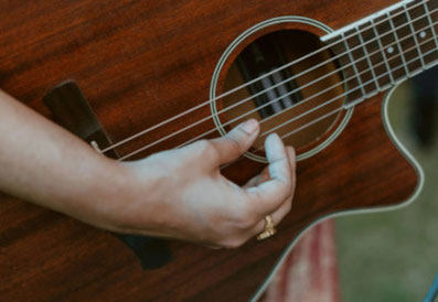 Erwachsener nimmt Gitarrenunterricht in München