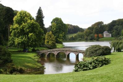 Stourhead Landschaftsgarten mit dekorativer Brücke über einen großen Teich ©My own Travel