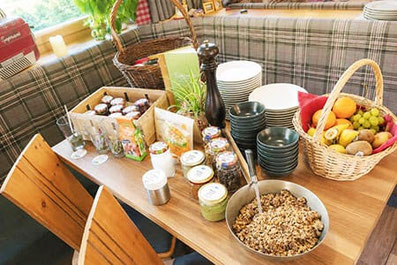 Frühstücksbuffet im Restaurant Rosmarie in Pfelders mit hausgemachtem Müsli, frischem Obst, regionalen Produkten und gemütlichem Ambiente im Passeiertal.