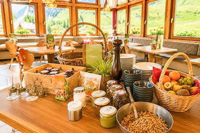 Frühstücksbuffet im Restaurant Rosmarie in Pfelders mit hausgemachtem Müsli, frischem Obst, regionalen Produkten und gemütlichem Ambiente im Passeiertal.