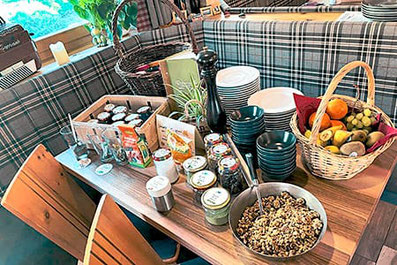 Colazione e brunch nel ristorante Rosmarie in Alto Adige con muesli fatto in casa, frutta fresca, marmellate, succhi e un ambiente elegante in Val Passiria.