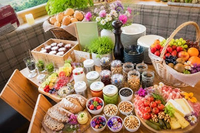 Buffet della colazione al Ristorante Rosmarie a Plan con muesli fatto in casa, frutta fresca, prodotti regionali e atmosfera accogliente in Val Passiria.