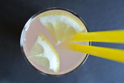 Leckere Rhabarberschorle aus Rhabarber-Sirup