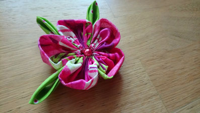 Photo de la broche à réaliser pendant l'atelier DIY: broche ornée d'une fleur en tissu et de ses pétales assortis