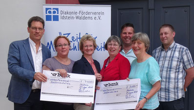 Übergabe der Schecks an die Diakoniestation und das Diakonische Werk. (v.l.n.r.: Markus Eisele, Stefanie Dittrich, Jutta Weber, Brigitte Krekel, Simon Gerhard, Brigitte Schöniger, Andreas Gerhard)