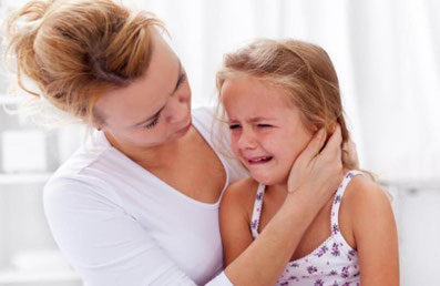 Mamá con su hija que llora. Apego