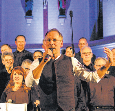 Unter der Leitung von Christoph Leuchter zeigen rund 70 Chormitglieder ihr musikalisches Repertoire. Foto: Gertrud Herkens
