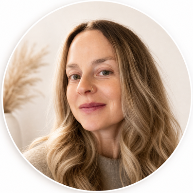 Alex Strobel, Yogalehrerin, Yogatherapeutin, Psychologische Beraterin, HPP i. A., Co-Inhaberin purnadayoga Studio