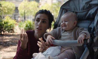 Angela (Miriam Garlo), sourde, a peur de ne pouvoir communiquer correctement avec sa petite fille Ona (©Condor Films).