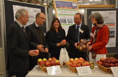 Staatsministerin Ulrike Höfken mit Dr. Günter Hoos, Martin Balmer, Jürgen Lorenz und Dr. Hannah Jaenicke am DLR-RP/KoGa Stand. © G. Baab, DLR-RP 