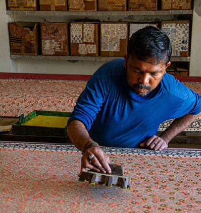 Impression d'un motif floral à l'aide d'un tampon de bois (Jaipur, Rajasthan).