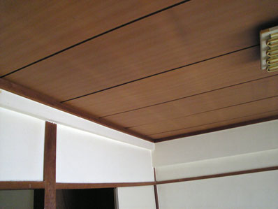 和室にクロスを貼って天井はそのままの部屋、よく行っているリフォーム工事だが差別化は図りにくい