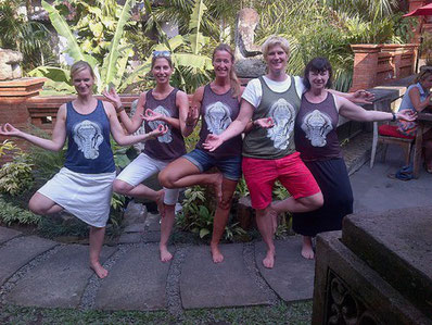 Ubud Yoga-T-Shirts und Asanas mit Veronika auf Bali.