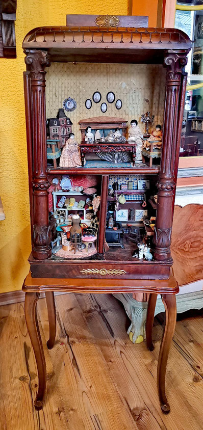 Puppenhaus im antiken Schrank