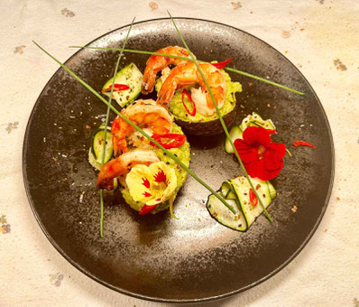 Schön zubereitetes Essen, Brot mit Avocado und Garnelen