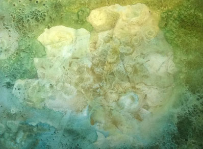 Eeen zachtgekleurd schilderij, met aan de randen zacht blauwgroene tinten en in het midden zachtgeel tot wit-ecru achtige tinten, die allerlei vormen in zich bergen.