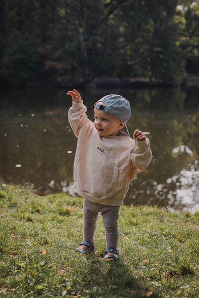 Kleiner Junge beim Familienfotoshooting