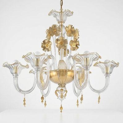 lampadario Miss Beethoven a 8 luci in vetro di Murano lavorato a mano colore cristallo con dettagli in oro e raffinate lavorazioni veneziane di grande eleganza