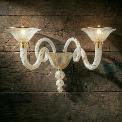 applique Greg a 2 luci in vetro di Murano lavorato a mano colore bianco con dettagli in oro e forme eleganti che valorizzano ambienti raffinati e luminosi