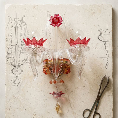 Applique Ducale in vetro di Murano lavorato a mano colore trasparente e rosso con oro 24 carati con due luci