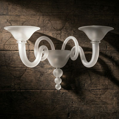 Applique Greg in vetro di Murano lavorato a mano colore bianco satinato con due luci