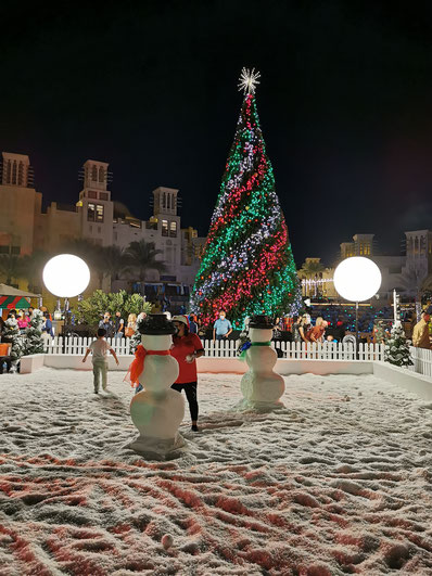 Schneeballschlacht - Auch in Dubai möglich, allerdings nur mit Kunstschnee 