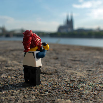 Legofigur mit roten Haaren fotografiert Kölner Dom, Rheinufer, Fotografie, Verliebt in Köln