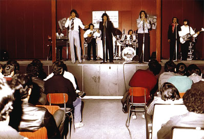 Durante una actuación en el comerdor de carabamchel con los presos presentes ,principio los 80 Los Chichos