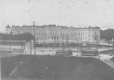 Imagen del Palacio desde el occidente, en 1895.