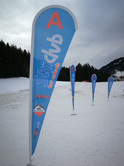 Beachflags des Skiclub Erbach sorgen bei den Gruppeneinteilungen und -treffpunkten für Orientierung
