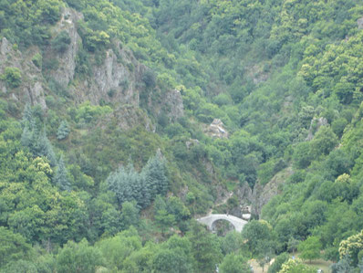 vue sur le Pont du Diable. Nous repartons du parking exigü en emportant une branche de tilleul sur la galerie!