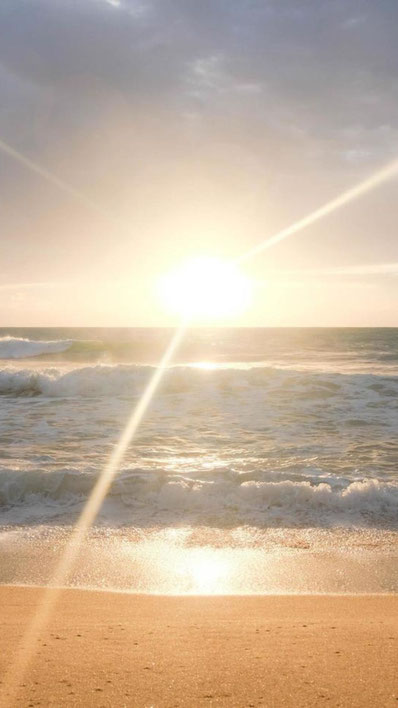 Heller Sonnenaufgang über dem Meer mit strahlenden Lichtstrahlen und sanften Wellen – Symbol für Aufbruch, Weite und neue Energie.