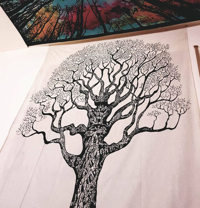 Keltisches Wandtuch mit Weltenbaum Yggdrasil in schwarz weiß