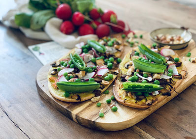 Wasabi-Flammkuchen mit Pilzen, Radieschen & Erbsen