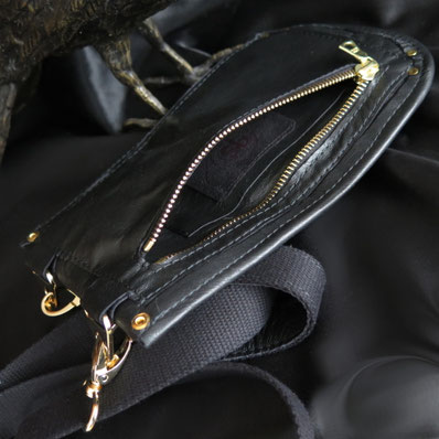 Handytasche aus schwarzem Pferdeleder mit einem Reissverschluss von RIRI aus Metall