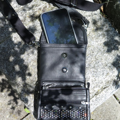 schwarze Handytasche zum umhängen mit einem passenden Handy