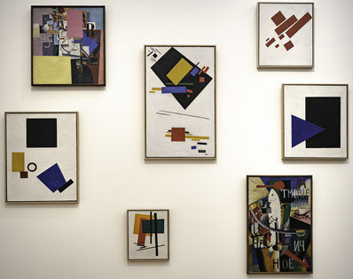 Bild: Bilder von Kazimir Malevitsch,um 1915, unkonventionelle Hängung im Stedelijk Museum Amsterdam
