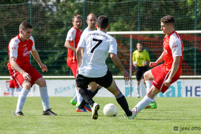 Fitim Braha gegen die Defensivabteilung des SC Waldgirmes II am Ball