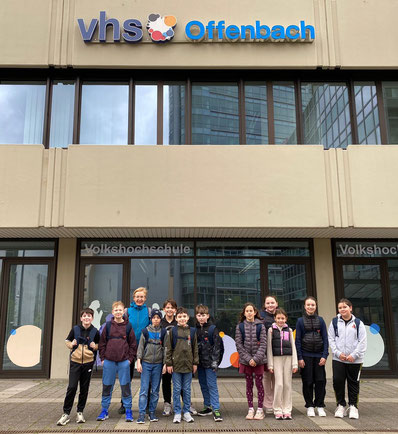 Stipendiat:innen mit Christine Obert vor der VHS Offenbach. (Bild: bso)
