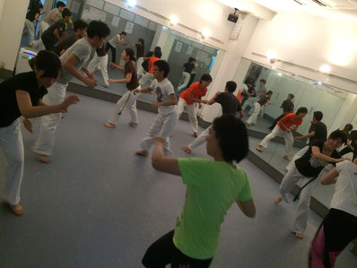 社会人が仕事帰りに汗を流す火曜新宿区高田馬場カポエイラ