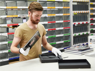 Viel Handarbeit bei Bookfactory. Bild: zvg