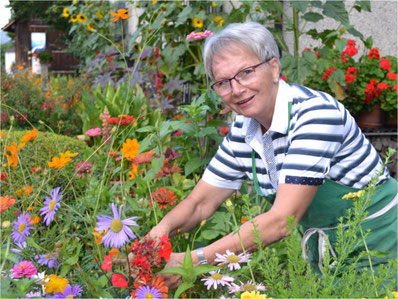 Liebt ihren Garten: Vreni Hartmann aus Gossau. Bild: Martina Gradmann