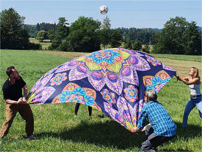 Zu gewinnen: XXL-Tuch mit eigenem Sommer-Sujet. Bild: originalPLATZ.ch