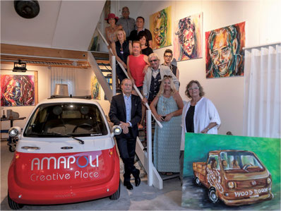 Bereit für die Ausstellung: 10 von 12 Kunstschaffenden und der Repräsentant der Gemeinde Gossau ZH, Jörg Kündig. Bild: Rolf Zitt