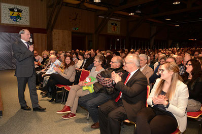 Gemeindepräsident Jörg Kündig bei seiner Ansprache. Bild: zueriost.ch