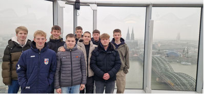 Schüler auf dem Hochhaus Triangle Gebäude in Köln